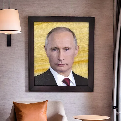 Картина «В.В. Путин» на ониксе в рамке из ясеня — красивый подарок