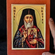 Икона деревянная "Святитель Нектарий Эгинский" — красивый подарок — фотография 1