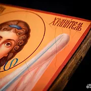 На память: Икона деревянная "Ангел Хранитель" ручная работа — фотография 6